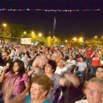 Publico en Luque, a la derecha una señora sosteniendo un 10, calificación que dio a la Retroband