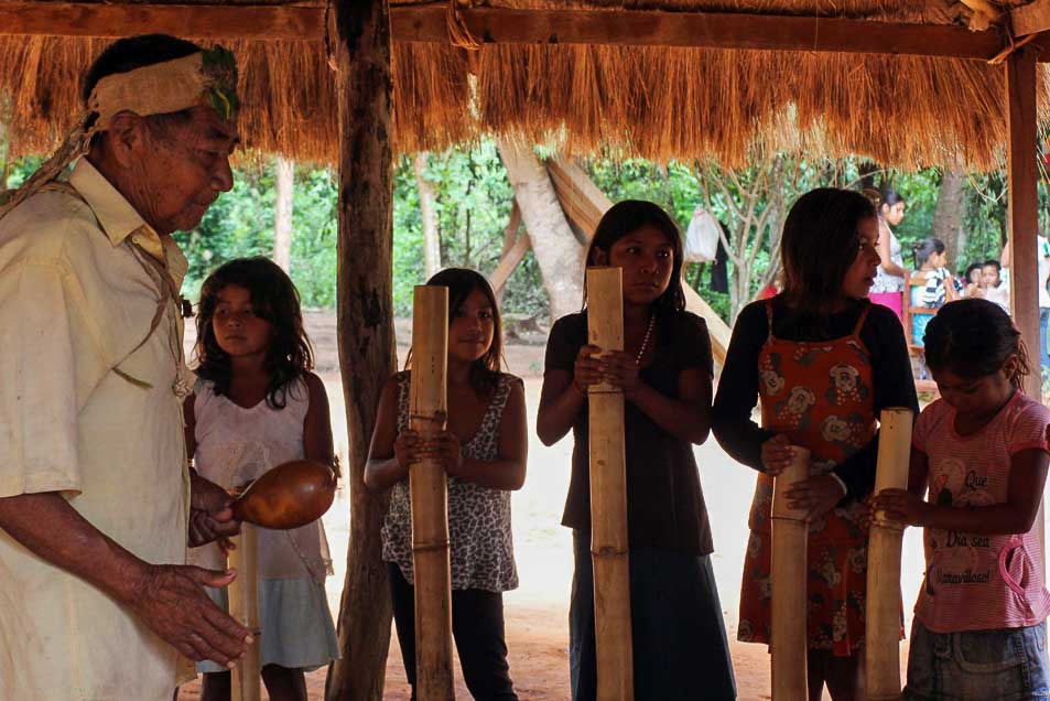 Asociación Cultural Mandu'arã - MIERCOLES EN GUARANI LUISÕ LUISÓN Ojekuaáva  avei Lobisón ramo de la Plata jerérupi, ha'e kuimba'e iñe'ẽngái pyréva,  arakue ha'e kuimba'eicha oiko, ha katu oñemoambuévo ojogua peteĩ jagua hũ