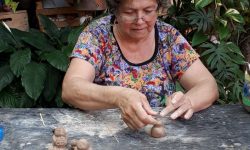 En la Plaza Héroes del Chaco de Areguá se encuentra habilitada la exposición fotográfica “Mujeres de Areguá” imagen