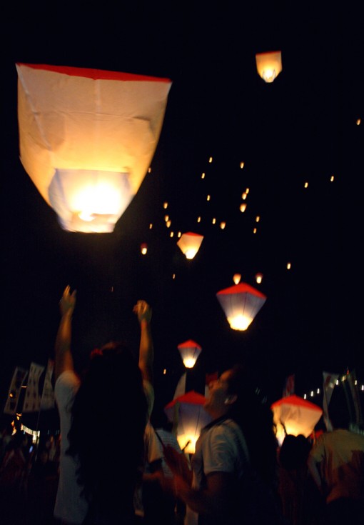 Mbyjaicha omimby. Globos iluminados del Bicentenario.