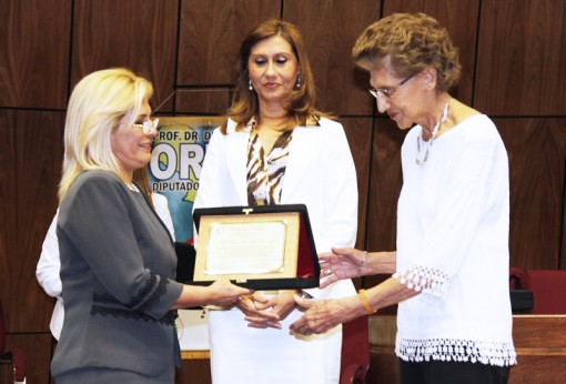 Entrega de reconocimiento a Prof. Geher