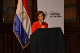 Mary Monte dando su ponencia sobre el Archivo Nacional