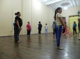 Clases de expresión artística en el Barrio San Jerónimo.